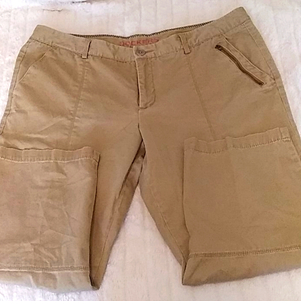 Dockers Khaki Capris 16